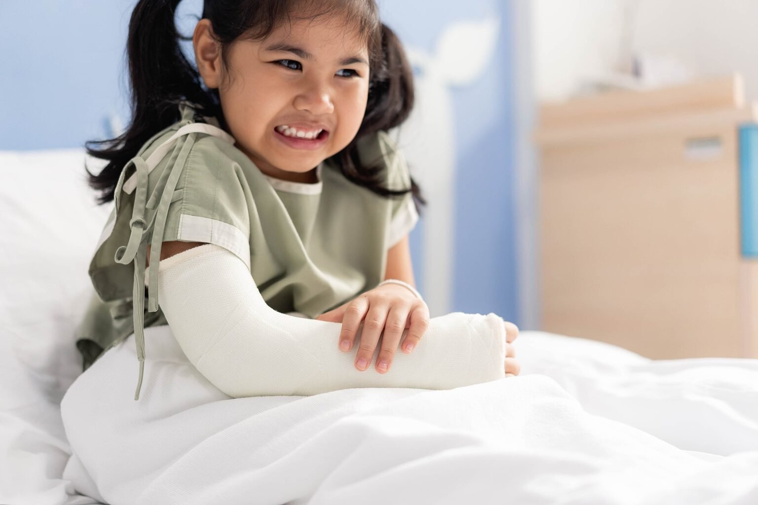 How a Child Fracture Doctor in Kolkata Treats Broken Bones Safely